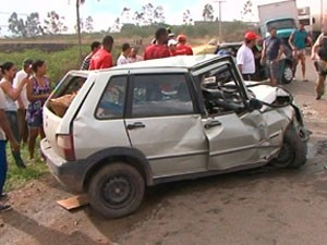 Acidente envolvendo dois Fiat Uno deixa um morto em Feira de Sanatna