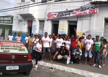 Professores da rede municipal em greve permanecem na sede da prefeitura de Monte Santo