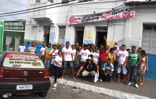 Professores da rede municipal em greve permanecem na sede da prefeitura de Monte Santo