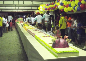 População de Nordestina comemora aniversário com bolo de 27 metros