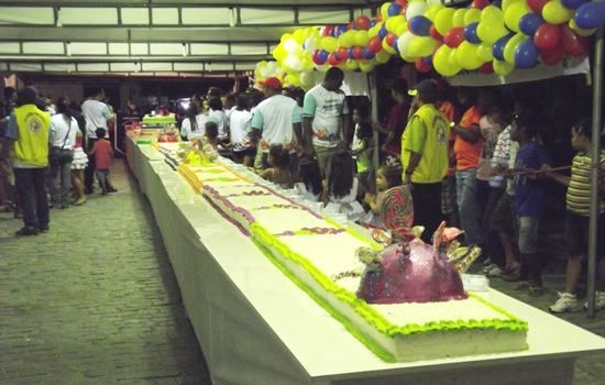 População de Nordestina comemora aniversário com bolo de 27 metros