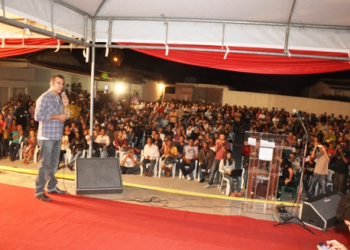 Na presença de milhares de pessoas, Assis diz que aceita ser o pré candidato do PT nas eleições de outubro em Coité