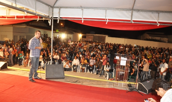 Na presença de milhares de pessoas, Assis diz que aceita ser o pré candidato do PT nas eleições de outubro em Coité