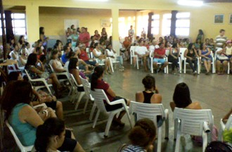 Professores decidem pela manutenção da greve e recebem apoio de um grupo de alunos