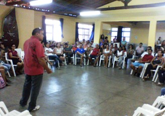 Professores decidem pela manutenção da greve e recebem apoio de um grupo de alunos