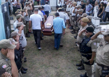 Comoção e dor maracam o sepultamento do soldado Geraldo Corrêa