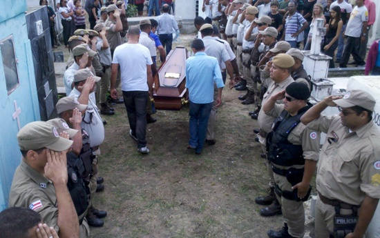 Comoção e dor maracam o sepultamento do soldado Geraldo Corrêa