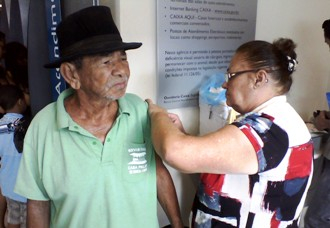 Técnicos da Sec. de Saúde de Coité anteciparam a vacina contra gripe em centens de idosos, nos bancos