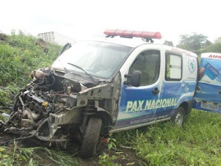 Ambulância de funerária bate em fundo de carreta deixa uma mulher morta e duas feridas