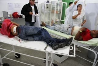 Irmãos dão entrada no Hospital Almir Passos baleados e são transferidos