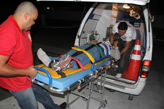 Motociclista dá entrada no Hospital Almir Passos com suspeita de lesão na coluna depois de cair de moto