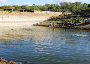 Mulher desaparece e familia suspeita que ela tenha se jogado em represa na zona rural de Coité