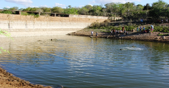 Mulher desaparece e familia suspeita que ela tenha se jogado em represa na zona rural de Coité