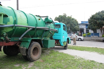 Coité: Polícia Militar apreende caminhão limpa fossa que descarregou dejetos no antigo lixão