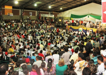 Assis (PT) e Alex ( PMDB) são homologados candidatos a prefeito e vice, em Ginásio super lotado