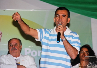 Assis (PT) e Alex ( PMDB) são homologados candidatos a prefeito e vice, em Ginásio super lotado