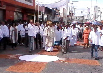 Celebração de missa e procissão marcaram o dia de Corpus Christi em Coité