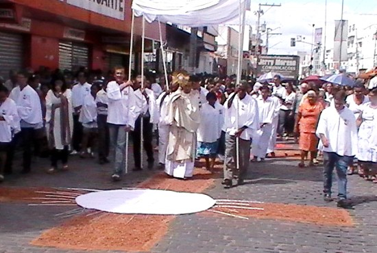 Celebração de missa e procissão marcaram o dia de Corpus Christi em Coité