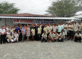 Dom Ottorino Assolari visita a fábrica de Sandálias Piatã