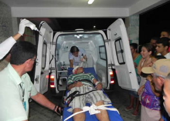 Motociclista bate em poste e morre quando estava sendo transferido