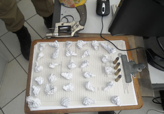 Menor preso com arma e 29 trouxas de maconha