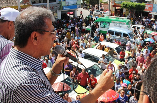 Prefeito faz entrega de vários veículos para ampliar a frota do município