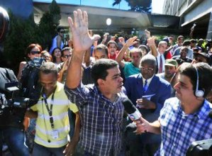 Professores expulsam Adelson Carvalho da AL