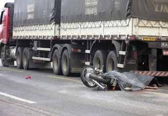 Serrinha: motociclista morre ao colidir em traseira de carreta
