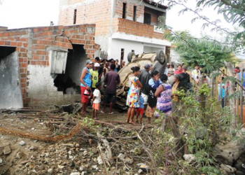 Motorista perde o controle da direção, capota várias vezes e atinge casa e carro em Santaluz