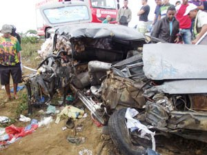 Três ocupantes de Caravan morrem ao colidir com caminhão próximo a Capim Grosso