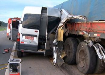 Acidente envolvendo van e carreta na BR 324 deixa dez mortos