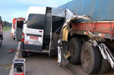 Acidente envolvendo van e carreta na BR 324 deixa dez mortos