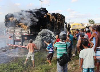Coité – Caminhão carregado de sisal pega fogo e deixa foco numa extensão de 1 km(veja as fotos e o vídeo)