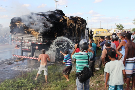 incendio em carga de sisal - foto-raimundo mascarenhas