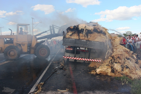 incendio em carga de sisal2 - foto-raimundo mascarenhas