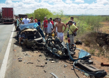 Colisão entre carreta e Corsa deixa quatro mortos próximo ao Jorrinho