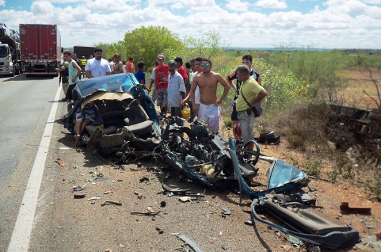 Colisão entre carreta e Corsa deixa quatro mortos próximo ao Jorrinho