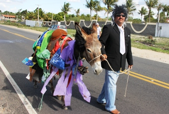 Candidato a vereador por Retirolândia, faz protesto contra o exôdo do sertanejo, puxando um jumento até Coité