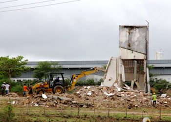 Antigo matadouro de Valente começa a ser demolido para nova construção