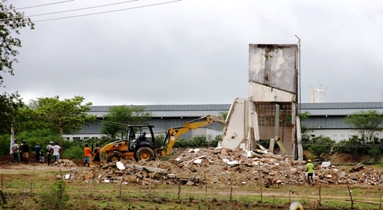 Antigo matadouro de Valente começa a ser demolido para nova construção