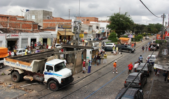 Prefeitura faz demolição de Praça para reforma e revolta barraqueira – Veja o vídeo