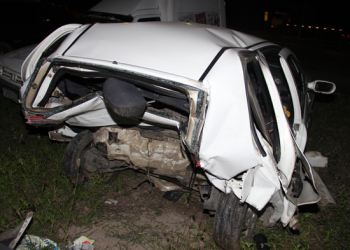 Dois carros de passeio ficam totalmente destruídos em colisão na BA 409. Quatro pessoas feridas sem gravidade