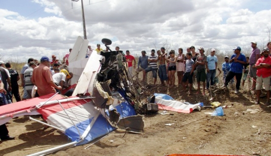 Avião monomotor cai em Uauá,piloto e passageiro morrem na hora
