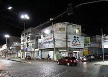Semáforo apagado no centro da cidade. Motoristas precisam ser prudentes para não acontecer acidentes