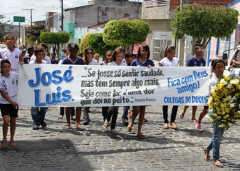 Corpo do professor José Luís é sepultado e alunos prestam última homenagem