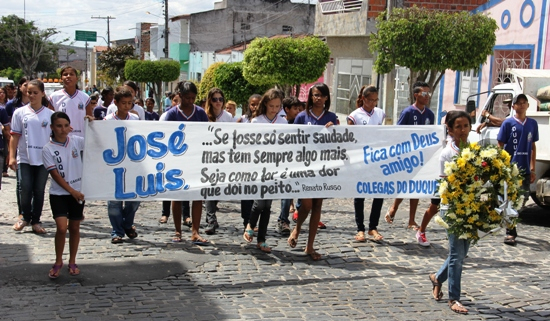 Corpo do professor José Luís é sepultado e alunos prestam última homenagem