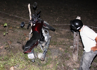 Depois de estourar pneu, moto sai da pista e para numa cerca, deixando ocupantes feridos