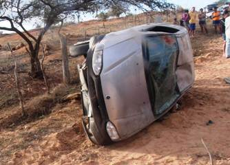 Carona morre e motorista fica ferido em capotamento de Pálio em Queimadas