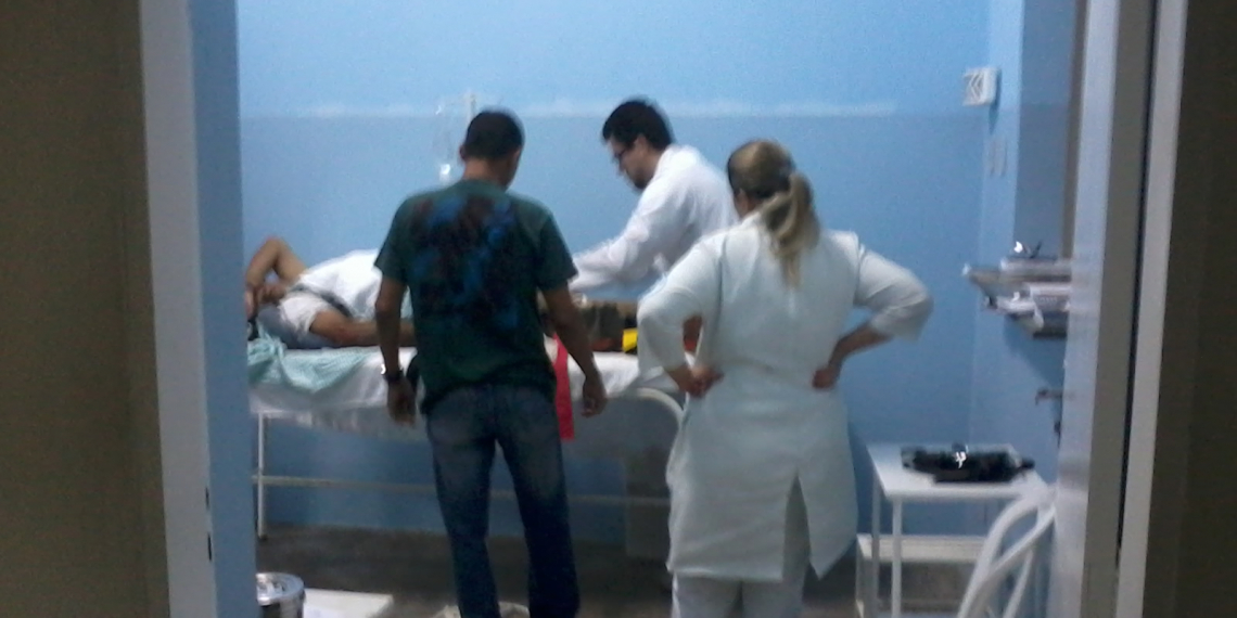 Dois ocupantes de uma moto ficam feridos ao serem atingidos por Gol entre Retirolândia e Coité