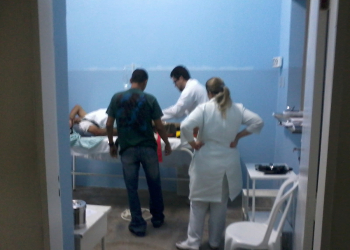 Dois ocupantes de uma moto ficam feridos ao serem atingidos por Gol entre Retirolândia e Coité